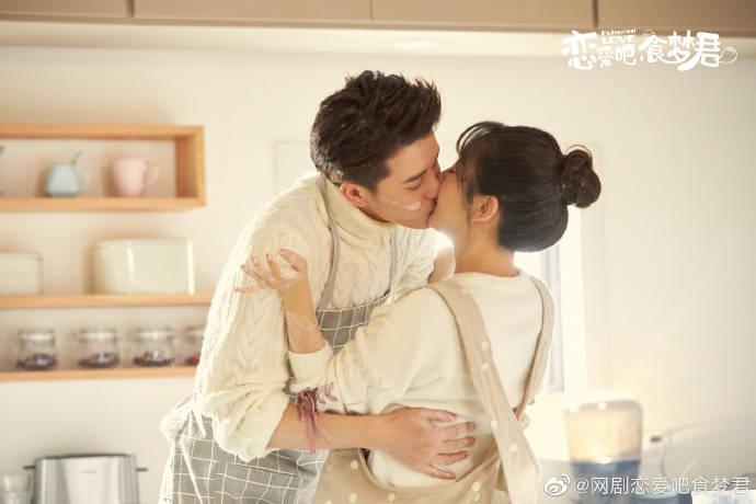 金毛出去打架带小弟,战况惨烈身负重伤,回家后被主人批评