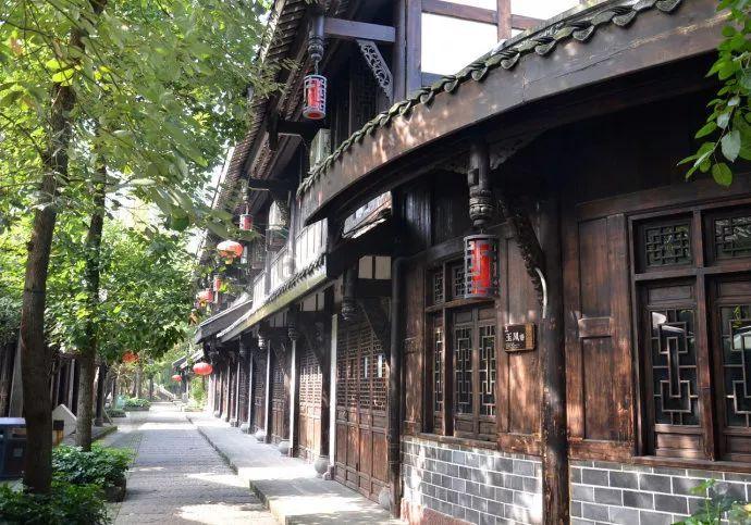 女博主引导网友翻围栏闯军事重地,被质疑目的不单纯